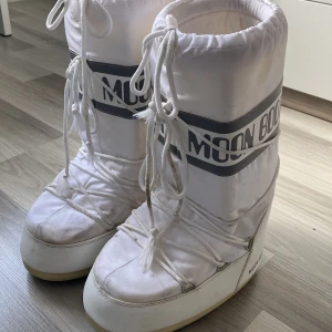 Moonboots - Säljer mina moonboots. Dom är smutsiga därav det låga priset💗Skriv om du har någon fråga💗💗