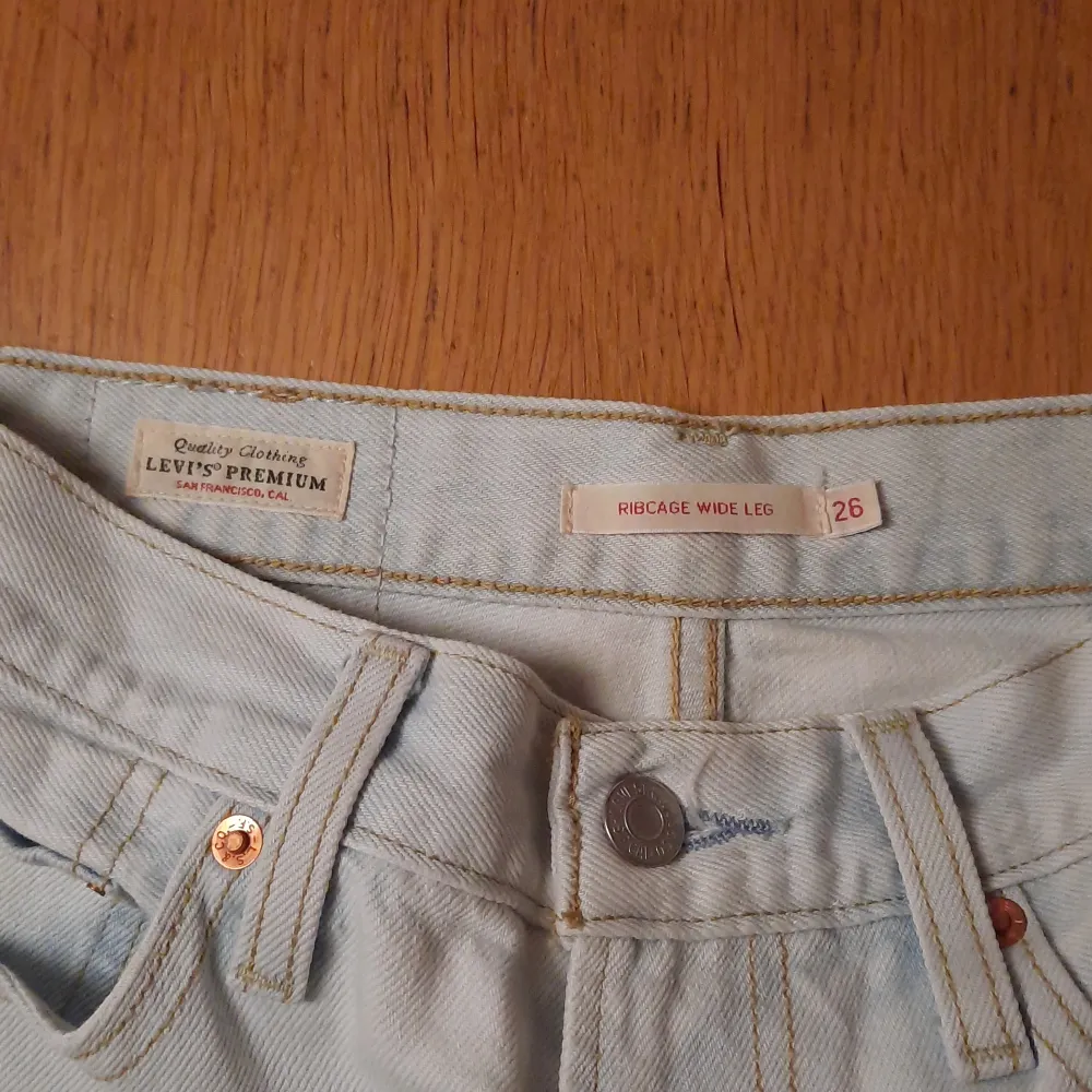 Ett par highwaisted levis jeans. Finns några minimala fläckar som man inte märker på nedre delen av byxorna. Annars är de i bra skick.. Jeans & Byxor.