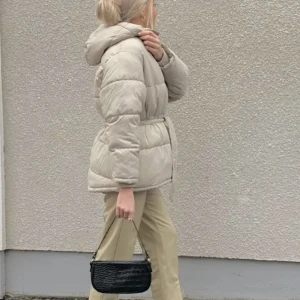 Vinter jacka  - Vinter jacka med knytning. Varm och skön på vintern.