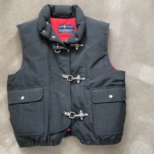Ralph lauren väst - Ralph lauren väst  Fick av en polare för några år sedan så vet inget om själva västen Storlek M