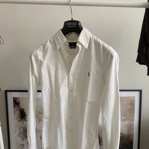 Ralph lauren - Ralph lauren skjorta Vit med brunt märke Storlek S  Använd men mycket kvar att ge