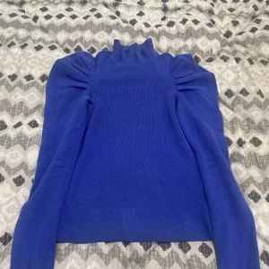 Stickade tröja - En blå stickade tröja som har använt ett par gånger. 