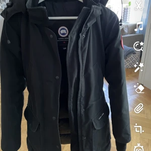 Canada Goose Trillium - Canada Goose jacka modell Trillium i strl XS. (Men passar S). Så så varm o skön! Har inget kvitto därav priset. I superfint o fräscht skick, helt rökfri 🙌 säljer för 2900 men priset är något diskuterat vid snabb o smidig affär!💛