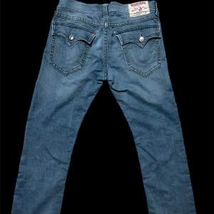 Feta single stitch Straight fit Trueys Storlek 34. 10/10 cond. Jeansen har 2% elastine, vilket gör byxorna aningen ”stretchiga”.  Priset går att Diskutera vid snabb affär:) 