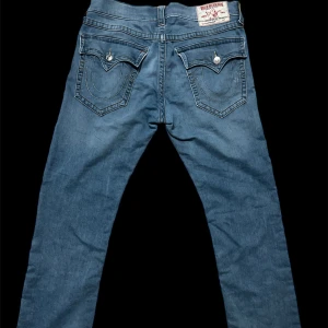 True Religion Jeans - Feta single stitch Straight fit Trueys Storlek 34. 10/10 cond. Jeansen har 2% elastine, vilket gör byxorna aningen ”stretchiga”.  Priset går att Diskutera vid snabb affär:) 