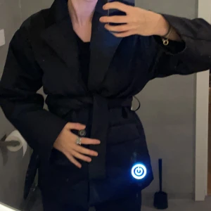 Super snygg tjockare höstjacka - Säljer min super fina och varmare höst jacka! Inköpt på Gina förra året men kom tyvärr inte till användning något alls i stort sett då jag köpte en till i beige. Stort sett i helt nyskick!