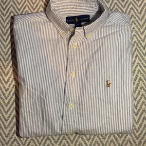 Polo Ralph lauren skjorta - Säljer en as stilig  raffe skjorta som får en att sticka ut lite extra. 9/10 i skick. Lite skrynklig men den blir struken innan köp. jag är 165cm lång. Hör av er för funderingar  hälsningar Alex 