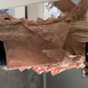 Volang blus  - Beige/rosa volang blus🤍alldrig andvänd p.g.a för stor för mig. Köppt på Zara🤍🤍Lappen sitter kvar!! Nypris 380kr.