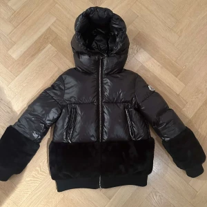 Moncler jacka  - Snygg moncler, nypris 14 500 kr. Säljs för 5500, jätte bra pris går inte att missa! Storlek xs/0