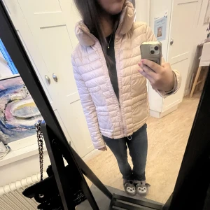 Jätte fin snugg höstjacka 🍂💓 - En super fin höstjacka.säljer pågrund av att ddn aldrig kommer till användning längre. Moncler liknande. Kan diskuteras om pris 💓💓