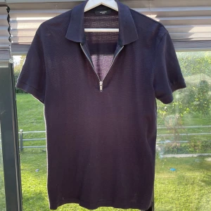 Jack & Jones piké  - Jack & Jones piké - Inga hål eller fläckar lite missfärgning av sol i kragen - skriv för frågor eller om du vill ha fler bilder eller vad som - samfraktar också om man är intresserad av mer grejer - köp dirket eller buda eller byten