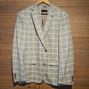 Kavaj Roy Robson - I princip oanvänd, osprättade fickor. 