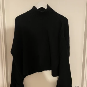 Stickad tröja  - Stickad tröja med långa ärmar och krage från Gina tricot. Storlek S☺️