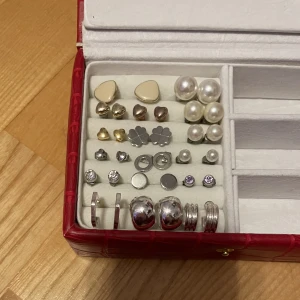 Örhängen - Nu rensar jag mina smycken, alla på bilden är till salu och det är bara att skriva så kommer vi överens om ett pris för specifika örhängen💕alla smycken desinficeras innan de skickas🫶