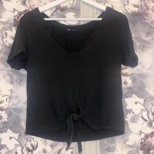 Kortärmad tröja  - Kortärmad mörkgrå tröja med knytning i magen från zara i storlek s. Fint skick, väldigt mjukt material! 
