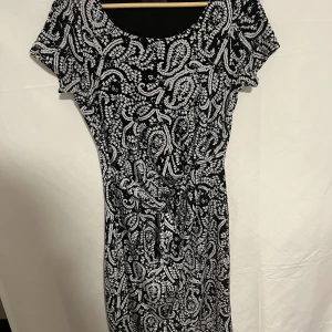 Klänning - Använt i några år men tagit väl hand om den. Den är i bra skick. Kommer ungefär ner till knäna och går att knyta fram. Storlek S