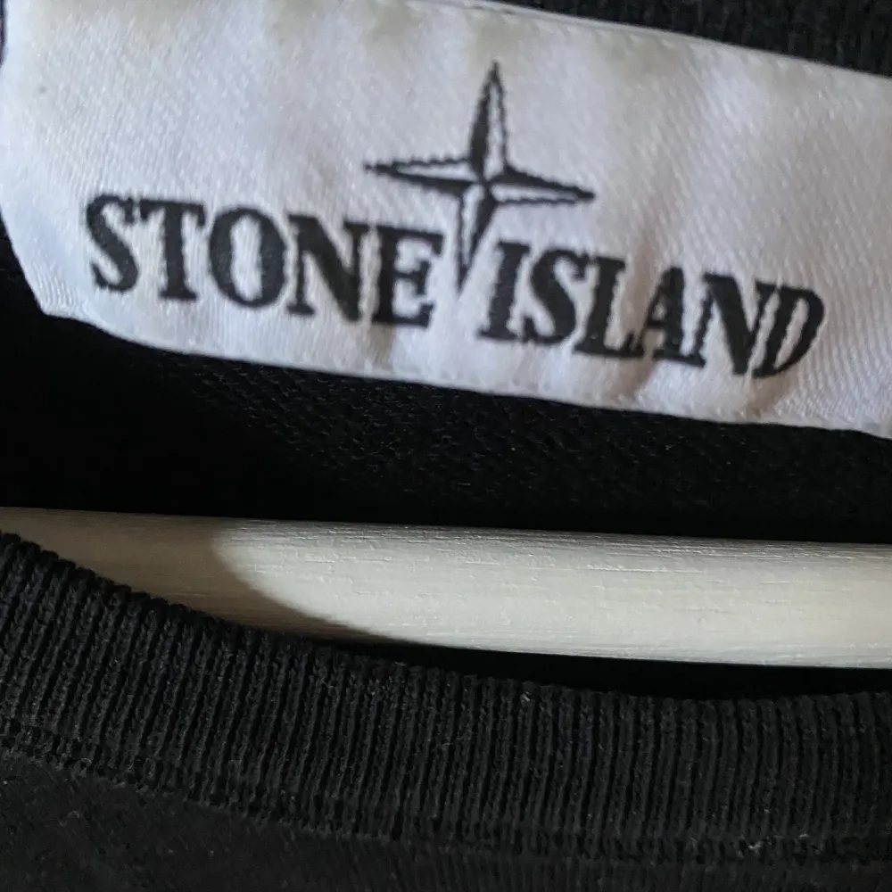 Stone island tröja köpt på NK. Skicket är väldigt bra, inga flaws. Size M. Priset går att diskutera . Tröjor & Koftor.