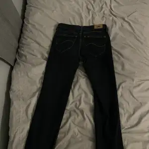 Säljer ett par otroligt fina jeans från Levis,Köpte dom på Vinted,men dom var tyvärr förkorta i benen.Storleken står ej men fråga om du vill ha måtten.pris kan diskuteras!Hör av dig vid frågor eller funderingar 💖💖