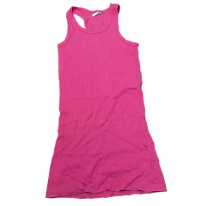 Rosa stretchig klänning - Rosa klänning som jag aldrig haft användning för. Den går ner till mitten av låren💕