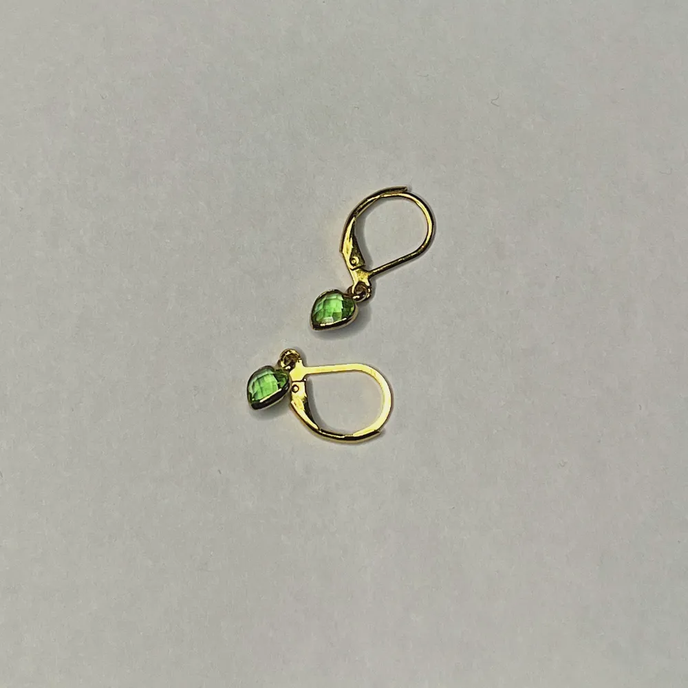 Egengjorda örhängen. Med två gröna hjärtan . Accessoarer.