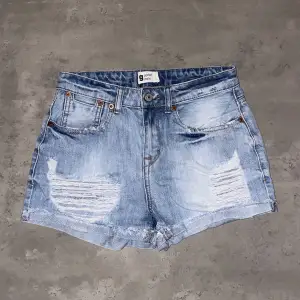 Väldigt snygga jeans shorts från Gina Tricot, stl. 34. I fint skick.