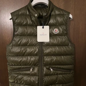 Moncler väst gui - Moncler väst gui Cond 9,5/10 Tveka inte att höra av dig vid frågor