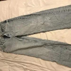 Ett par jeans från berschka i storlek 36, lite små i storleken. Mina favoritbyxor men får tyvärr inte på mig dom längre. Bra skick. Pris är diskuterbart.