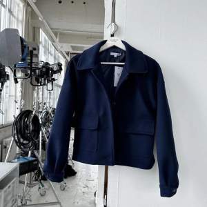 En design by si veneda jacket- navy i storlek M/L men passar mig som är en S/M. Endast brukad ett par gånger (alltså nyskick). Inköpspris: 832kr