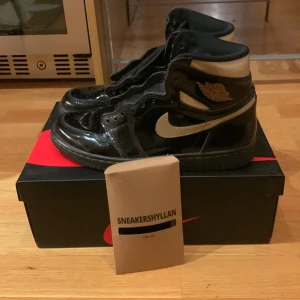 Jordan 1 gold and black metallic patenleather - Väldigt feta skor dem är i 7/10 skick. har lite scratches på framsidan men du inget man stör sig på. kommer med svarta laces och box. skriv för flera bilder. Resell pris på dem 2100kr. Är size 40.5 men passar 41 priset kan diskuteras