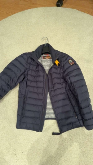 Parajumpers jacka - Parajumpers jacka i storlek 164(14år) jättefint skick inga skador eller fläckar. Snabb affär kan priset diskuteras 