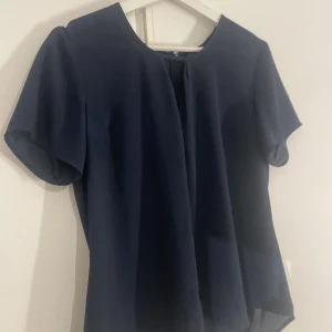 Marinblå blus,strl M från stockh lm - Aldrig använd blus köpt på sellpy. Skriv för bilder på!