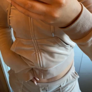 juicy set - använt fåtal gånger, byxorna storlek L, koftan storlek M!❤️