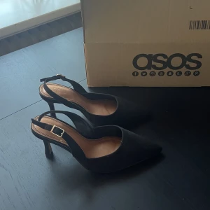 Spetsiga klackar - Säljer ett par helt oanvända svarta spetsiga klackar från ASOS. Glömde skicka tillbaka i tid därav säljer jag… Inget fel. Köpta för 400, säljer för 340+frakt. 