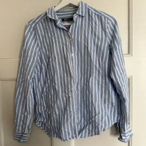 Randig skjorta - Jättefin randig skjorta från Gina tricot🩵