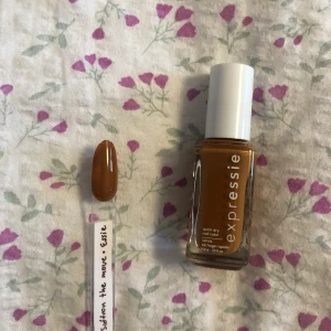 Essie nagellack  - Säljer alla mina nagellack för jag började med gel. Flera färger finns på min profil. DMa vid frågor, endast seriösa köpare tack! Använd helst köp direkt knappen för att säkerställa att du får ditt paket!