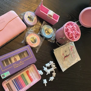 Säljer frans kit från Amazon. Bara fransarna som har använts tagit lite av någon av raderna i dom svarats och dom med färg. (Går att köpa allt utom fransarna) - 70 st, glue rings  9st gel pads 3 tejp  1tejp hållare  1 pincett förvaring skrin  1.0,07 c mix 7-15 singelfransar 1 blandad färgad färger 0,07 c  10 gule caps  Obs ( har tagit fransar från några av raderna) 