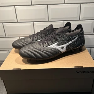 Fotbollskor Mizuno  - Säljer ett par ”Mizuno Morelia Neo lll Elite FG Origami - Svart/Silver” i storlek 42,5   Pris: 1300, kan diskuteras  Köparen står för frakt🚚