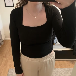 Långärmad tröja - Långärmad tröja från NA-KD i fint skick. Inte används mycket på grund av att jag inte gillar passformen. Nypris 300kr. Jag ansvarar inte ifall något händer med varan under frakten 