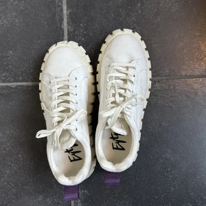 Eytys odessa canvas white  - Eytys skor som endast är använda 2 gånger. Säljer då dem tyvärr är för små🤍 Nypris: 1 700kr