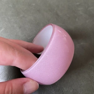 Sött armband  - Så gulligt armband/bangle i rosa glitter 🩷💘Väldigt Barbie vibe!! Glittrar fint och passar till så många outfits 😍I perfekt skick och superlätt att trä på handen! 