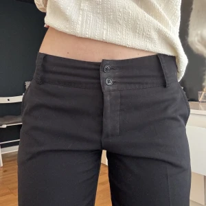 lågmidjade kostymbyxor  - SÅÅ snygga kostymbyxor, säljes pga har ett annat par jag hellre använder. nerlagda så passar nån runt 170 cm ( jag är 173) 💞 en av hylsorna på sidan är trasig men fixar självklart det innan jag postar ❤️