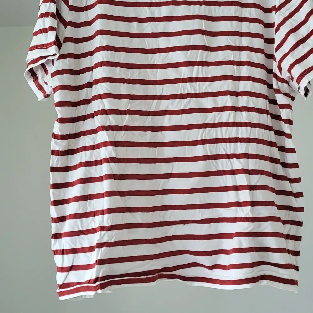 Röd och vit randig tshirt från H&M. T-shirts.