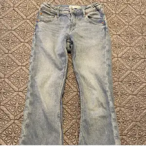 Utsvängda lågmidjade jeans med slits från Zara. Strl 152 ✨