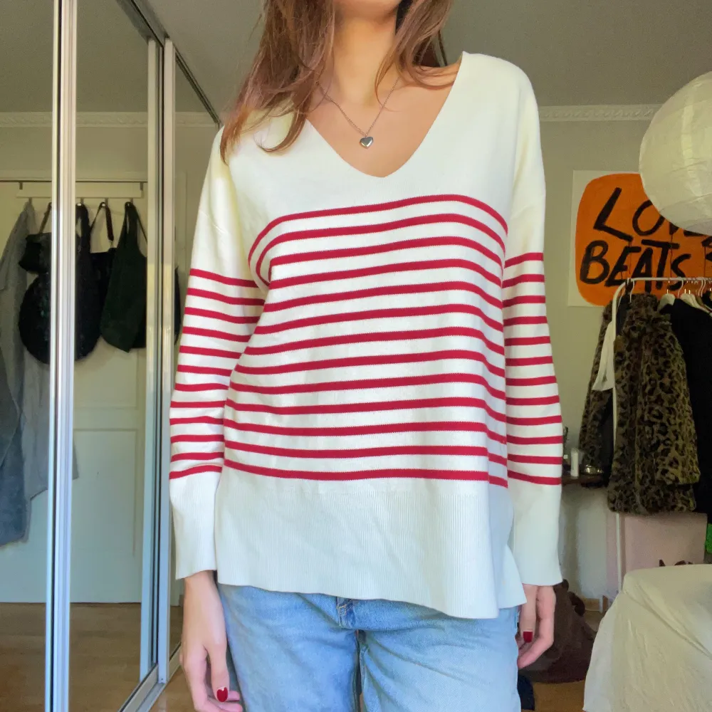En röd/vitrandig tröja från mango köpt i somras, använd 1-2ggr! Storlek M så sitter lite oversized !. Tröjor & Koftor.