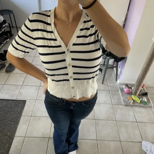 Randig topp - randig topp med guld-knappar. Använd några få gånger. Köparen står för frakt 