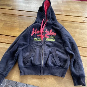Huvtröja  - Huvtröja från Hollister använd ett par gånger. 