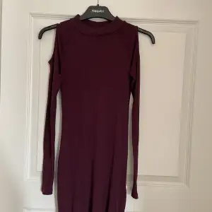 Vinröd klänning från Ginatricot i strl xs. Använd vid fyra tillfällen