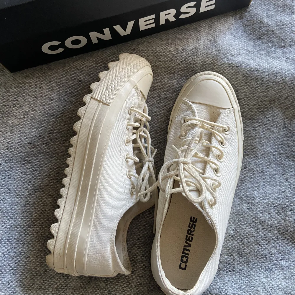 Säljer dessa coola converse skor i bra skick💕 Hör gärna av er vid frågor!. Skor.