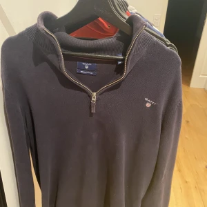 Gant half zip - Gant half zip i bra skick. Storleken passade mig perfekt som är runt 1.80. Skriv vid frågor eller intresse.