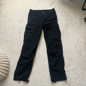 Carhartt cargo byxor - Hej säljer ett par cargo byxor från carhartt i strl 30/32 då dom inte kommer till användning. Den är i bra skick då dom som sagt inte har kommit till användning. Skriv gärna om ni har frågor eller om ni vill se fler bilder. 